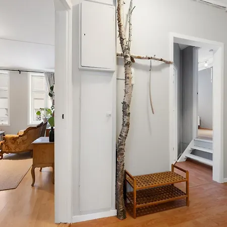 Spacious & Cozy Hideaway With Location Apartment *
